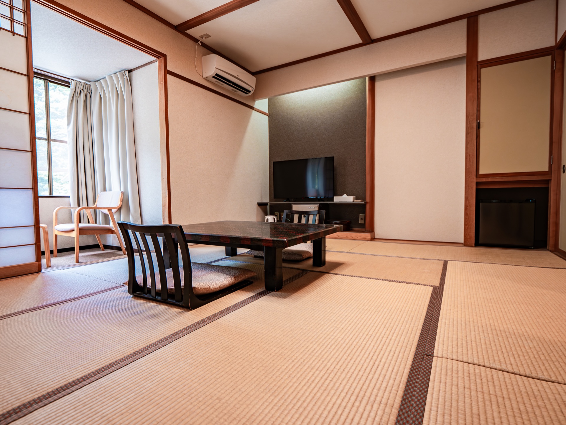 畳の香りに包まれた松川館の和室