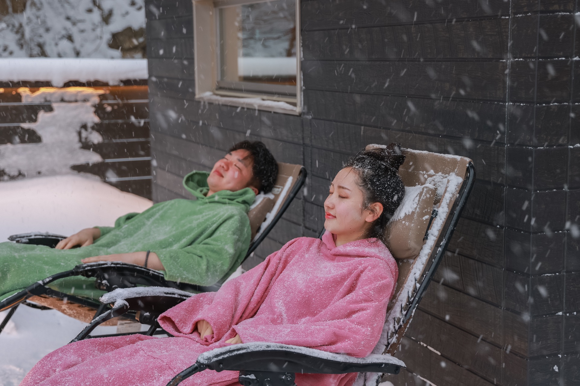 雪の日に外気浴を楽しむ天空のサウナ